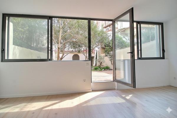 MARSEILLE 6 - SECTEUR LODI - REZ DE JARDIN EN DUPLEX RENOVE - TROIS CHAMBRES - AU CALME ABSOLU - JARDIN ET TERRASSES -