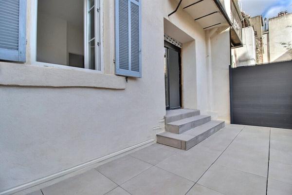 MARSEILLE 6 - SECTEUR LODI - REZ DE JARDIN EN DUPLEX RENOVE - TROIS CHAMBRES - AU CALME ABSOLU - JARDIN ET TERRASSES -
