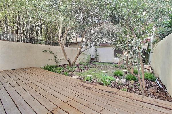 MARSEILLE 6 - SECTEUR LODI - REZ DE JARDIN EN DUPLEX RENOVE - TROIS CHAMBRES - AU CALME ABSOLU - JARDIN ET TERRASSES -