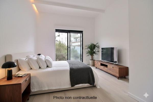 MARSEILLE 6 - SECTEUR LODI - REZ DE JARDIN EN DUPLEX RENOVE - TROIS CHAMBRES - AU CALME ABSOLU - JARDIN ET TERRASSES -