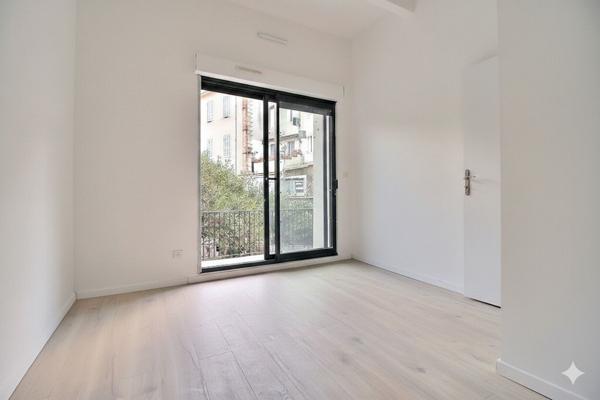 MARSEILLE 6 - SECTEUR LODI - REZ DE JARDIN EN DUPLEX RENOVE - TROIS CHAMBRES - AU CALME ABSOLU - JARDIN ET TERRASSES -