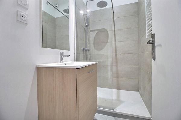 MARSEILLE 6 - SECTEUR LODI - REZ DE JARDIN EN DUPLEX RENOVE - TROIS CHAMBRES - AU CALME ABSOLU - JARDIN ET TERRASSES -