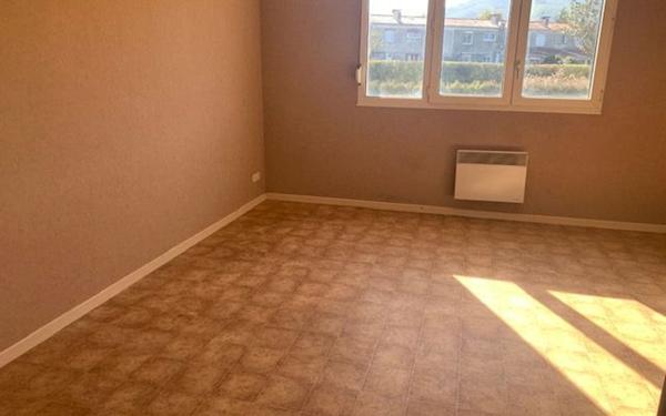 Appartement à louer    2 pièces • 50 m2 Aussillon