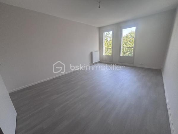 Appartement entre Halles et Vieux Tours, situé au 3eme et dernier étage sans ascenseur. Entièrement refais à neuf (peintures, sols, tableau électrique), il n'attend qu'à recevoir vos meubles.