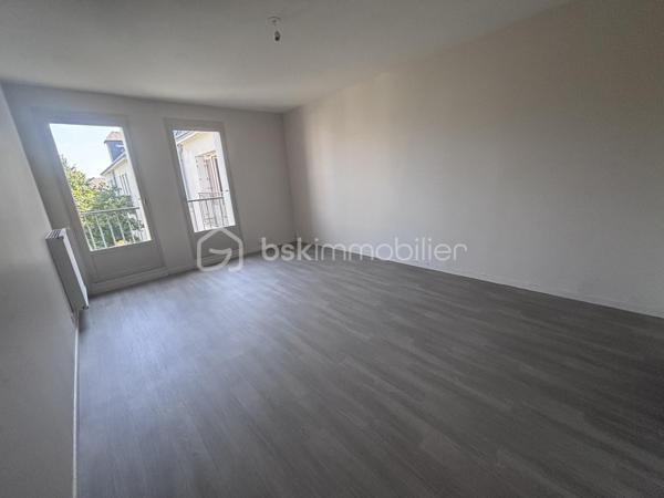 Appartement entre Halles et Vieux Tours, situé au 3eme et dernier étage sans ascenseur. Entièrement refais à neuf (peintures, sols, tableau électrique), il n'attend qu'à recevoir vos meubles.