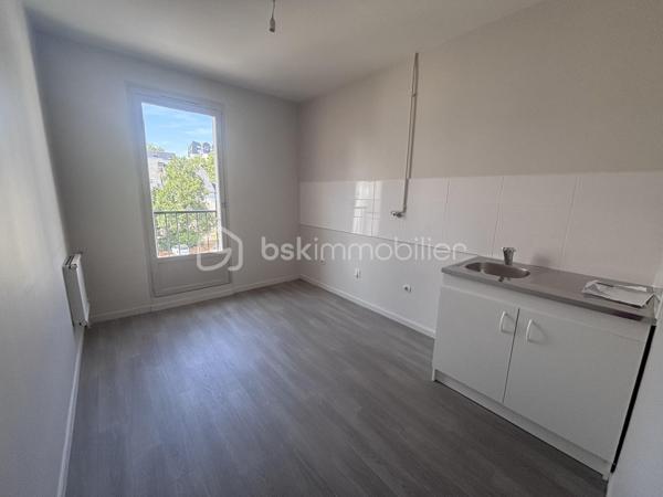 Appartement entre Halles et Vieux Tours, situé au 3eme et dernier étage sans ascenseur. Entièrement refais à neuf (peintures, sols, tableau électrique), il n'attend qu'à recevoir vos meubles.
