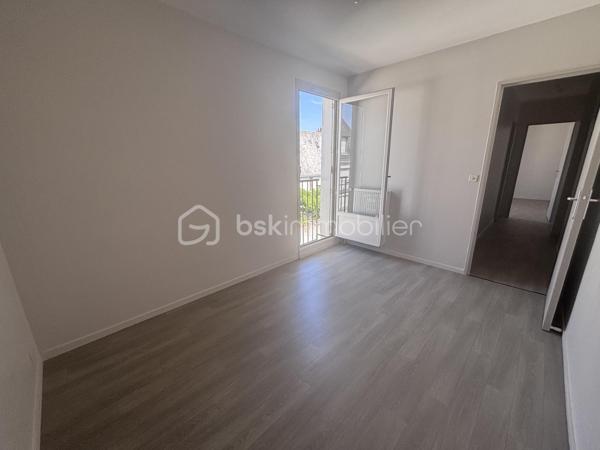 Appartement entre Halles et Vieux Tours, situé au 3eme et dernier étage sans ascenseur. Entièrement refais à neuf (peintures, sols, tableau électrique), il n'attend qu'à recevoir vos meubles.