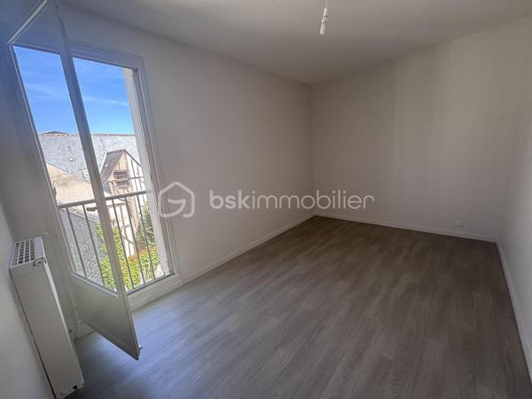 Appartement entre Halles et Vieux Tours, situé au 3eme et dernier étage sans ascenseur. Entièrement refais à neuf (peintures, sols, tableau électrique), il n'attend qu'à recevoir vos meubles.