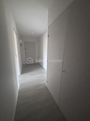 Appartement entre Halles et Vieux Tours, situé au 3eme et dernier étage sans ascenseur. Entièrement refais à neuf (peintures, sols, tableau électrique), il n'attend qu'à recevoir vos meubles.