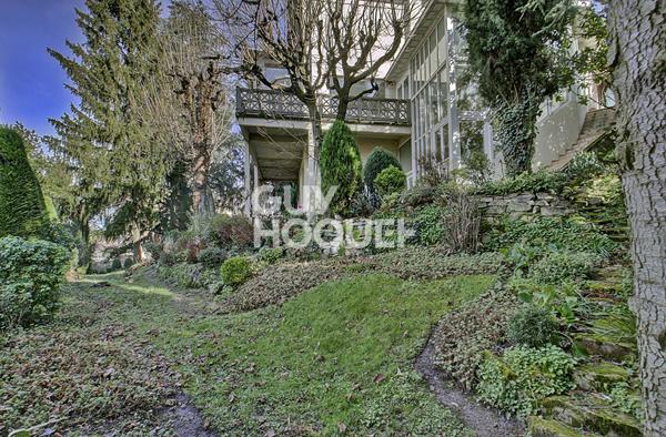 Le charme des années 20 avec un parc arboré avec 220 m2