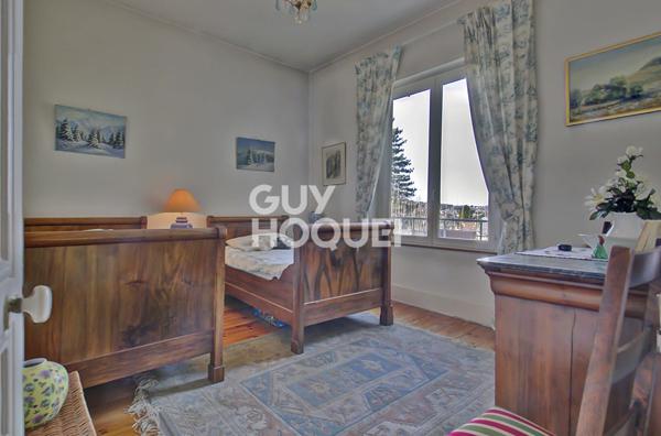 Le charme des années 20 avec un parc arboré avec 220 m2