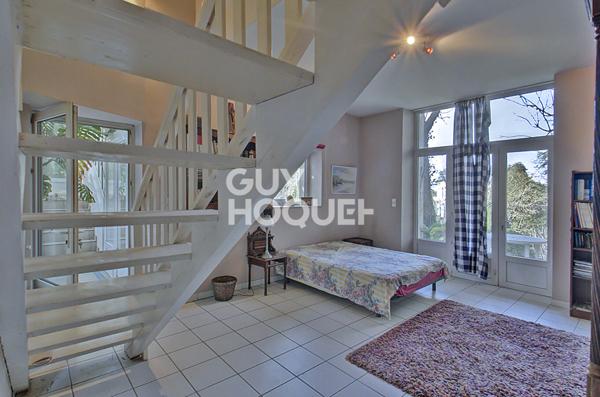 Le charme des années 20 avec un parc arboré avec 220 m2