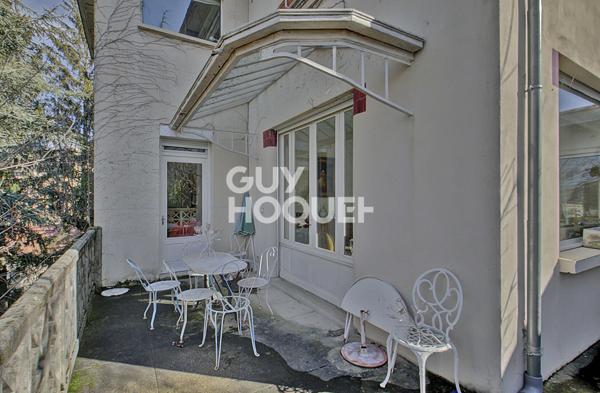 Le charme des années 20 avec un parc arboré avec 220 m2