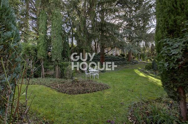 Le charme des années 20 avec un parc arboré avec 220 m2