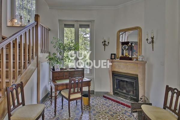 Le charme des années 20 avec un parc arboré avec 220 m2