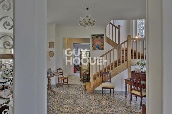 Le charme des années 20 avec un parc arboré avec 220 m2