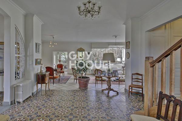 Le charme des années 20 avec un parc arboré avec 220 m2