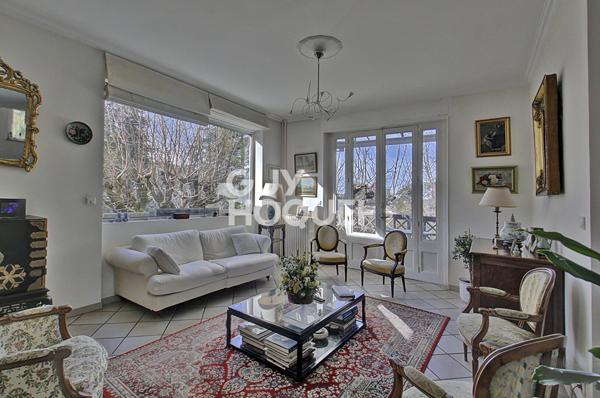 Le charme des années 20 avec un parc arboré avec 220 m2