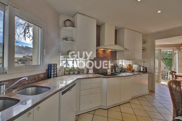 Le charme des années 20 avec un parc arboré avec 220 m2