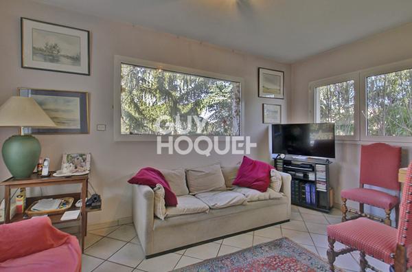 Le charme des années 20 avec un parc arboré avec 220 m2