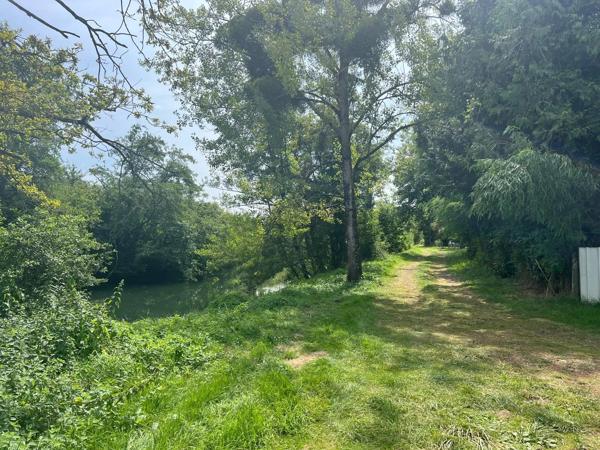 Terrain de loisirs de 2000m2 avec façade sur la rivière