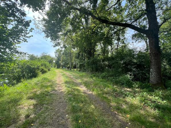 Terrain de loisirs de 2000m2 avec façade sur la rivière