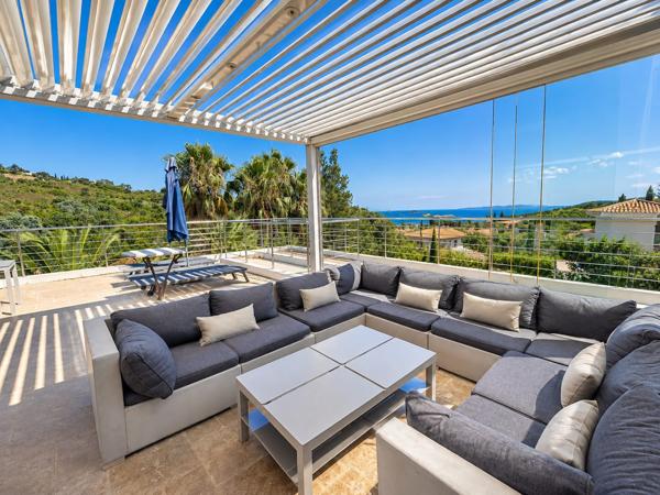 VILLA CALIFORNIENNE D'ARCHITECTE - 380 m² - 5 ou 7 CHAMBRES - PARC EXCEPTIONNEL 3000 m² - 8 mn PLAGE A PIED