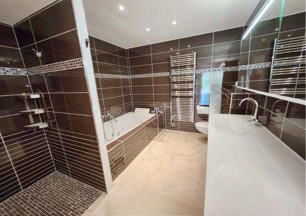 VILLA CALIFORNIENNE D'ARCHITECTE - 380 m² - 5 ou 7 CHAMBRES - PARC EXCEPTIONNEL 3000 m² - 8 mn PLAGE A PIED