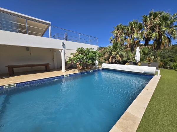 VILLA CALIFORNIENNE D'ARCHITECTE - 380 m² - 5 ou 7 CHAMBRES - PARC EXCEPTIONNEL 3000 m² - 8 mn PLAGE A PIED