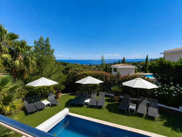VILLA CALIFORNIENNE D'ARCHITECTE - 380 m² - 5 ou 7 CHAMBRES - PARC EXCEPTIONNEL 3000 m² - 8 mn PLAGE A PIED