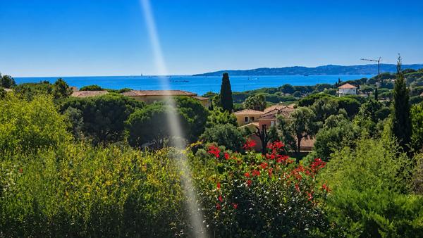 VILLA CALIFORNIENNE D'ARCHITECTE - 380 m² - 5 ou 7 CHAMBRES - PARC EXCEPTIONNEL 3000 m² - 8 mn PLAGE A PIED
