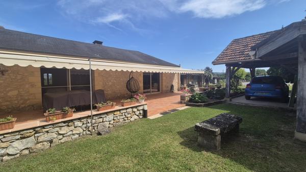 MAISON DE PRESTIGE EN PIERRE AVEC VUE ET BEAU JARDIN ET PISCINE !
