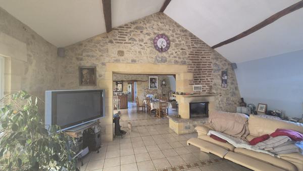 MAISON DE PRESTIGE EN PIERRE AVEC VUE ET BEAU JARDIN ET PISCINE !