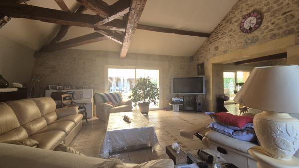 MAISON DE PRESTIGE EN PIERRE AVEC VUE ET BEAU JARDIN ET PISCINE !