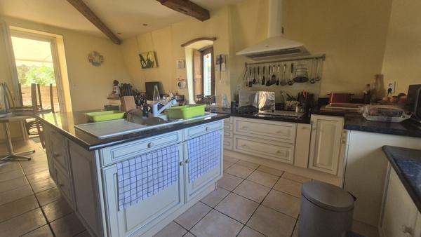 MAISON DE PRESTIGE EN PIERRE AVEC VUE ET BEAU JARDIN ET PISCINE !