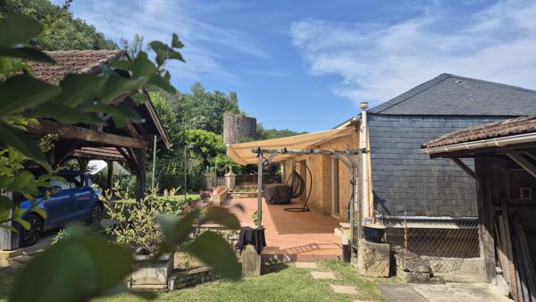 MAISON DE PRESTIGE EN PIERRE AVEC VUE ET BEAU JARDIN ET PISCINE !
