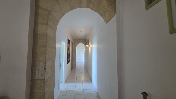 MAISON DE PRESTIGE EN PIERRE AVEC VUE ET BEAU JARDIN ET PISCINE !