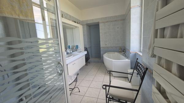 MAISON DE PRESTIGE EN PIERRE AVEC VUE ET BEAU JARDIN ET PISCINE !