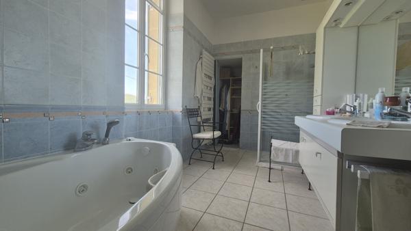 MAISON DE PRESTIGE EN PIERRE AVEC VUE ET BEAU JARDIN ET PISCINE !