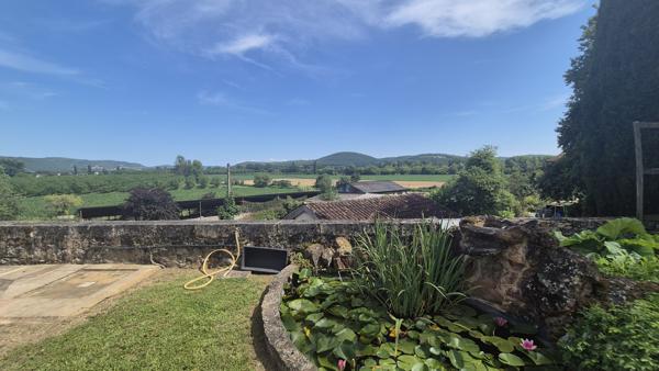 MAISON DE PRESTIGE EN PIERRE AVEC VUE ET BEAU JARDIN ET PISCINE !