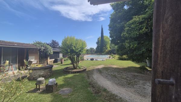 MAISON DE PRESTIGE EN PIERRE AVEC VUE ET BEAU JARDIN ET PISCINE !