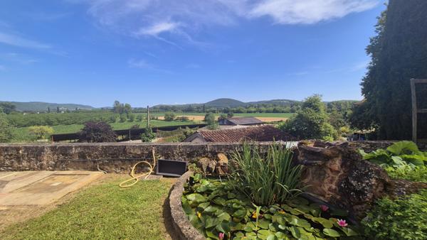 MAISON DE PRESTIGE EN PIERRE AVEC VUE ET BEAU JARDIN ET PISCINE !