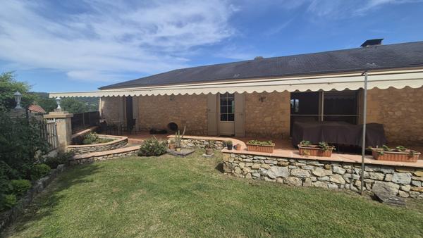 MAISON DE PRESTIGE EN PIERRE AVEC VUE ET BEAU JARDIN ET PISCINE !