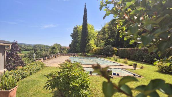 MAISON DE PRESTIGE EN PIERRE AVEC VUE ET BEAU JARDIN ET PISCINE !