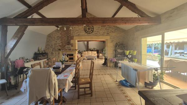MAISON DE PRESTIGE EN PIERRE AVEC VUE ET BEAU JARDIN ET PISCINE !