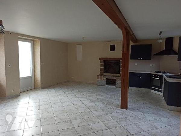 Au coeur du bourg à 5 minutes de Combourg.
Maison en pierres sous ardoises avec au RDC : Grand...