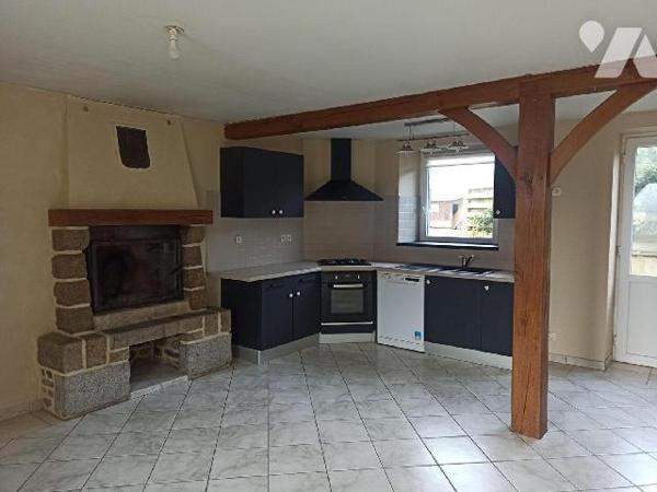 Au coeur du bourg à 5 minutes de Combourg.
Maison en pierres sous ardoises avec au RDC : Grand...