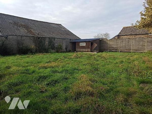 Au coeur du bourg à 5 minutes de Combourg.
Maison en pierres sous ardoises avec au RDC : Grand...