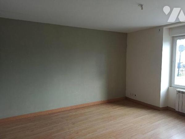 Au coeur du bourg à 5 minutes de Combourg.
Maison en pierres sous ardoises avec au RDC : Grand...