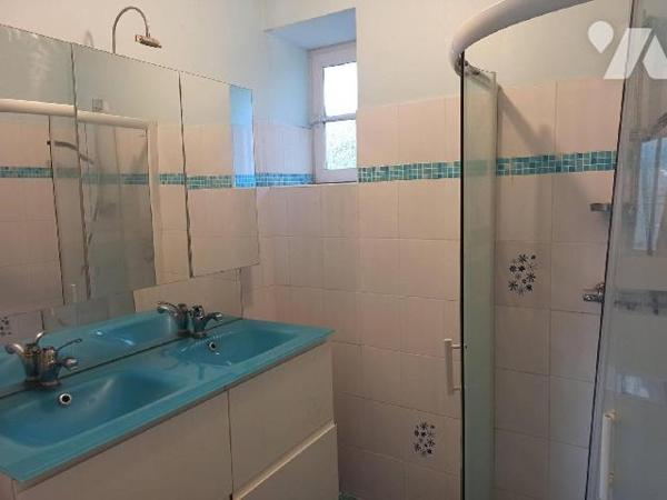 Au coeur du bourg à 5 minutes de Combourg.
Maison en pierres sous ardoises avec au RDC : Grand...